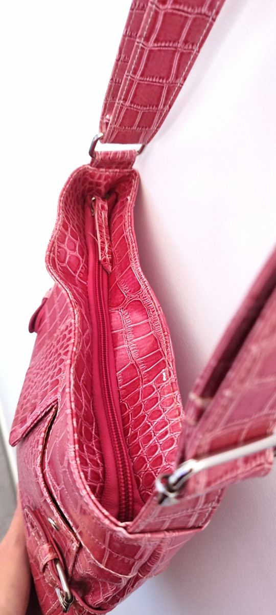 Bolso rosa imitación piel cocodrilo