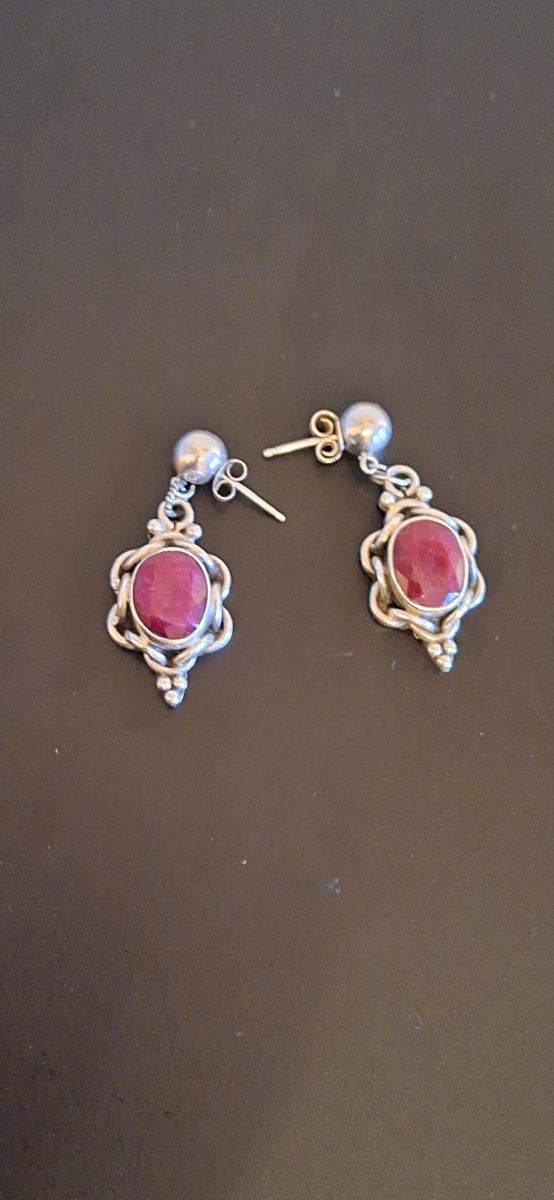 Pendientes de  rubi  y plata y gema natural.