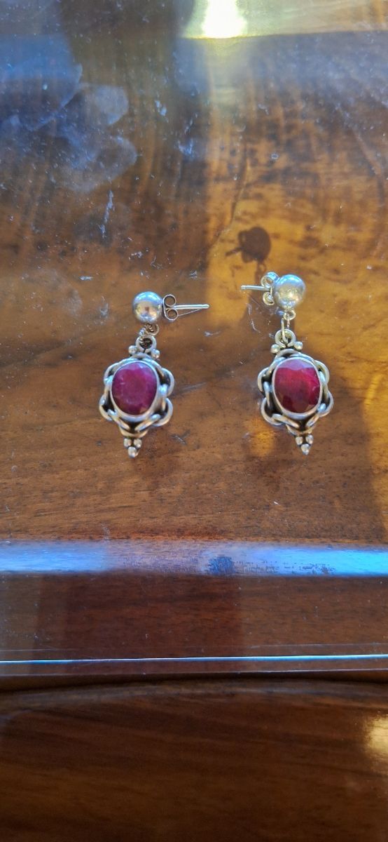Pendientes de  rubi  y plata y gema natural.