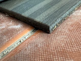 70m2 DE SUELO DE VINILO EN BALDOSAS DE 50x50cm 