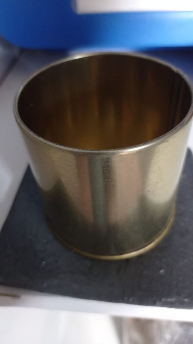 200 bicchieri in metallo color oro.