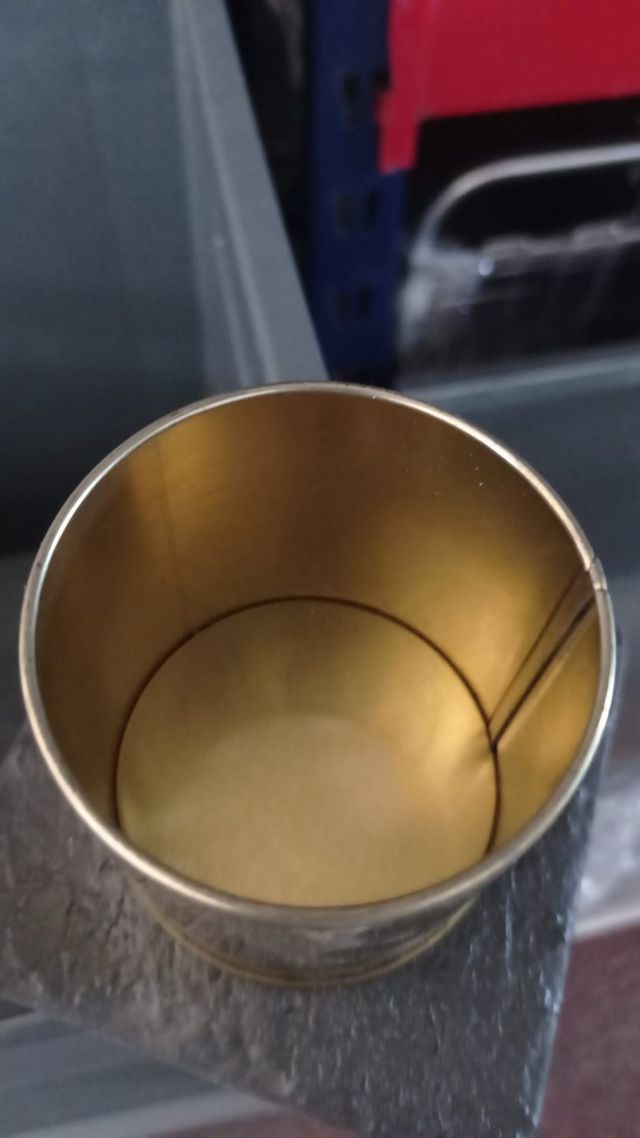 200 bicchieri in metallo color oro.