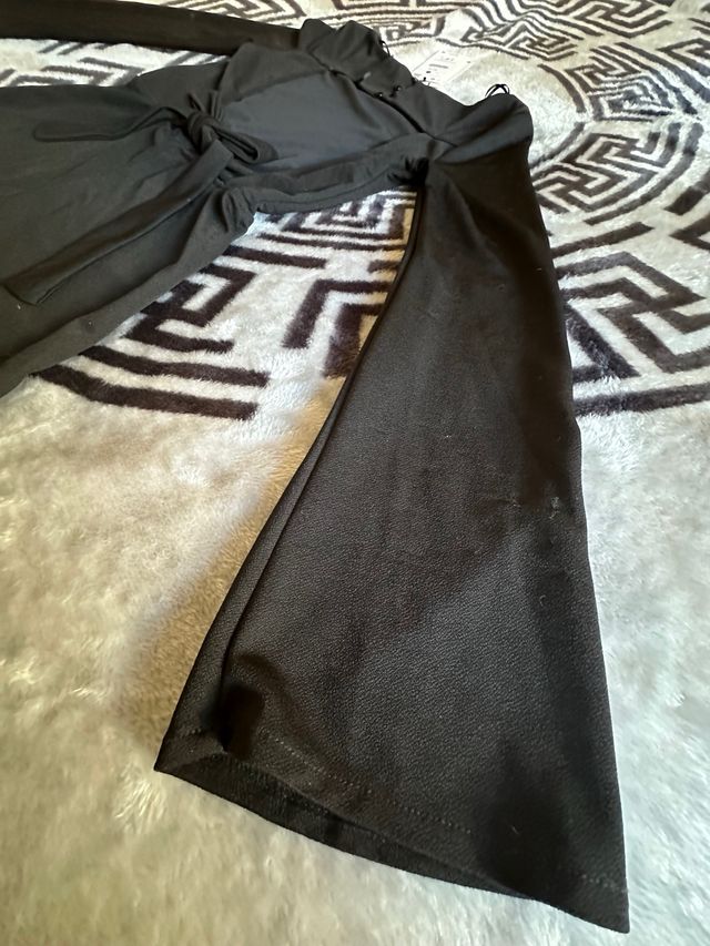 mono negro con espalda descubierta de Bershka