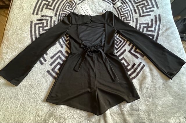 mono negro con espalda descubierta de Bershka