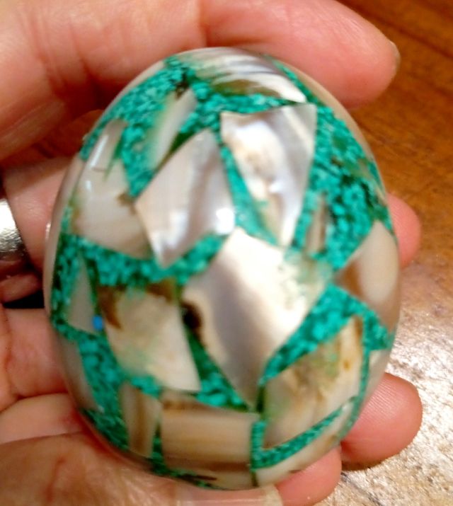 3 piedras de mineral en forma de huevo.