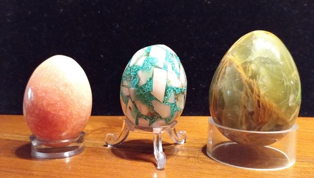 3 piedras de mineral en forma de huevo.