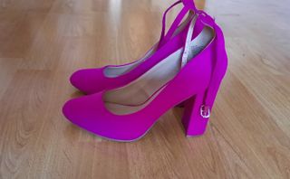 Zapatos con tacones color fucsia