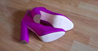Zapatos con tacones color fucsia