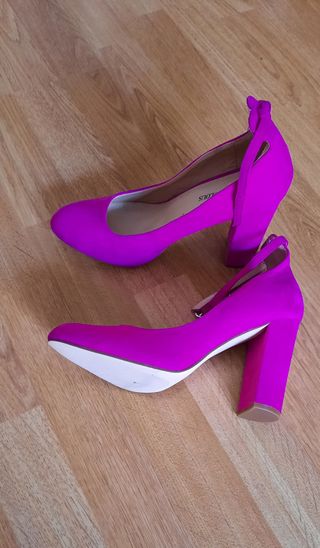 Zapatos con tacones color fucsia