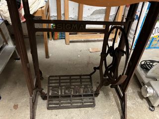 Maquina de coser sigma con mueble