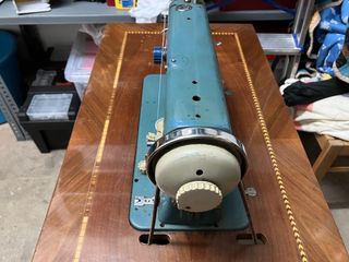 Maquina de coser sigma con mueble