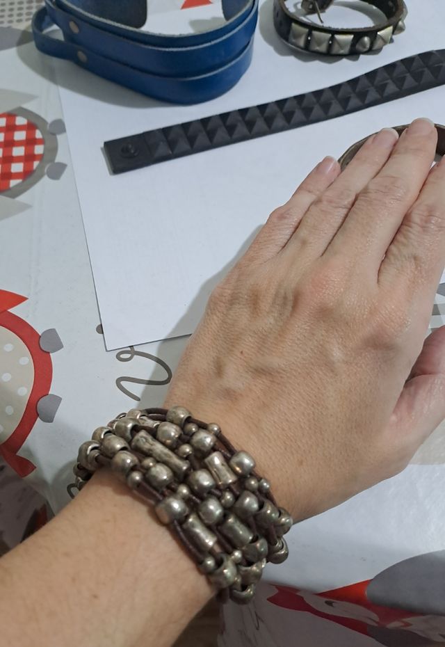 Pulseras de cuero con tachuelas