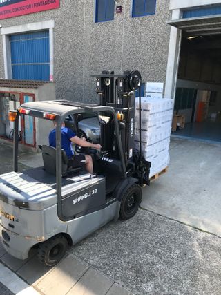 Carretilla Elevadora Eléctrica 3000 kg, triple 5m