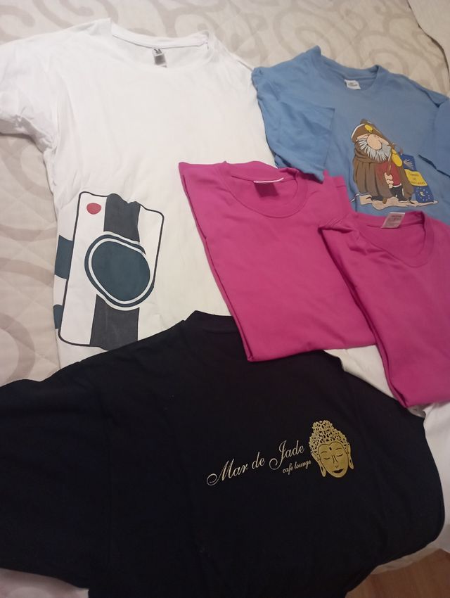 6 camisetas diferentes.