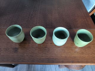 Jarra y vasos de vino en cerámica, hechos a mano