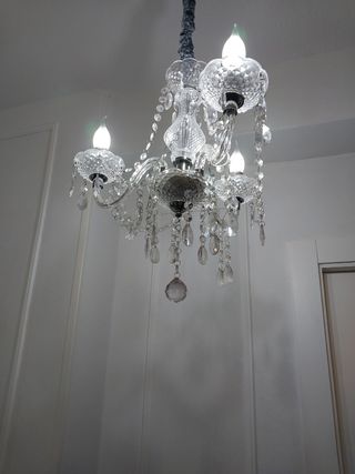 LÁMPARA DE ARAÑA TRANSPARENTE.