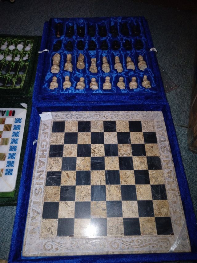 Scacchi di marmo intagliati in Afghanistan