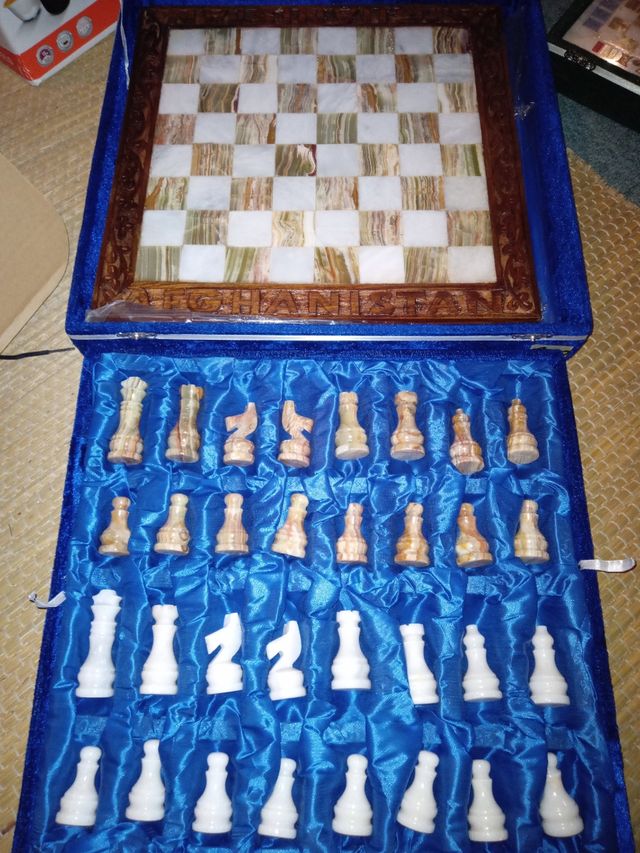 Scacchi di marmo intagliati in Afghanistan