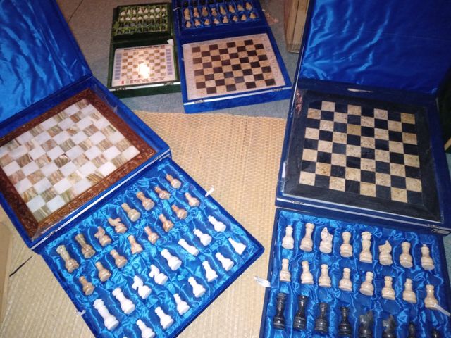 Scacchi di marmo intagliati in Afghanistan