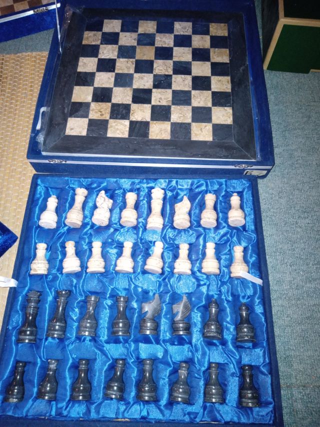 Scacchi di marmo intagliati in Afghanistan