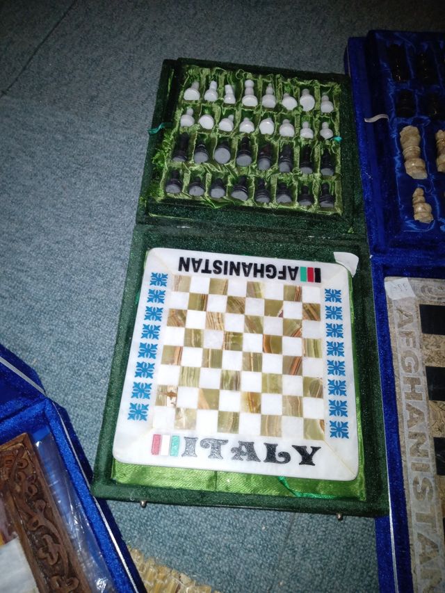 Scacchi di marmo intagliati in Afghanistan