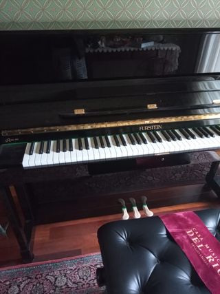 Pianoforte verticale a muro