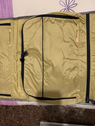 Bolso de deporte con compartimentos, sin estrenar