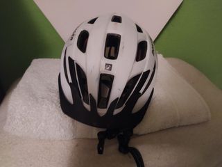 casco para bicicleta de montaña.