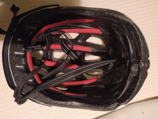 casco para bicicleta de montaña.