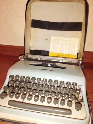Maquina de escribir Olivetti Pluma 22