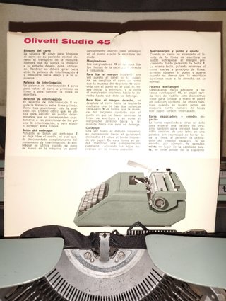 Maquina de escribir Olivetti Pluma 22