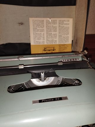 Maquina de escribir Olivetti Pluma 22