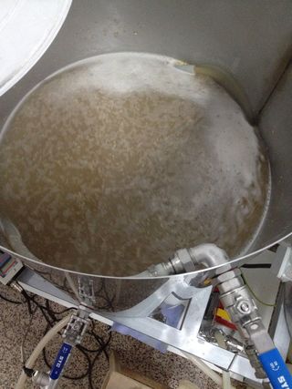 Equipo eléctrico elaboración de cerveza artesana.