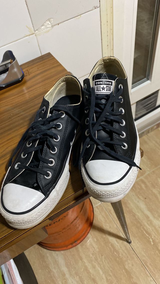 converse negras piel mujer