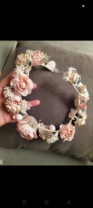 Preciosa corona de flores secas