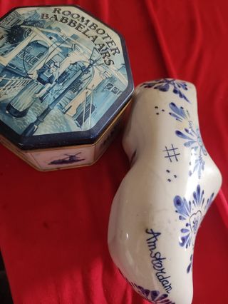 zoccolo in ceramica e scatola in latta