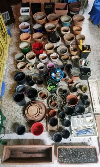 Macetas de cerámica y plástico.