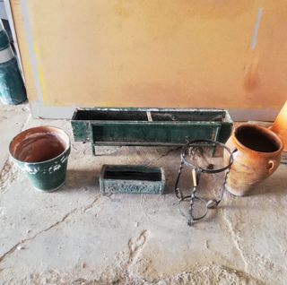 Macetas de cerámica y plástico.