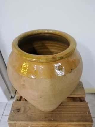 Macetas de cerámica y plástico.