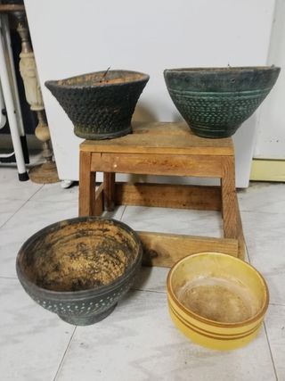 Macetas de cerámica y plástico.