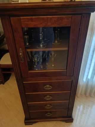 Vitrina con cajonera