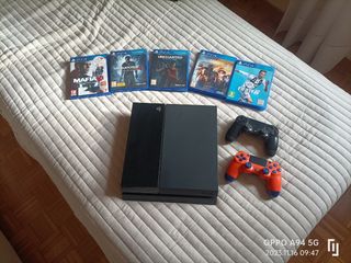 Playstation 4, con 2 mandos y juegos
