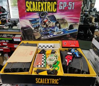 SCALEXTRIC GP 51 COMO NUEVO MENOS LA TAPA 2 COCHES