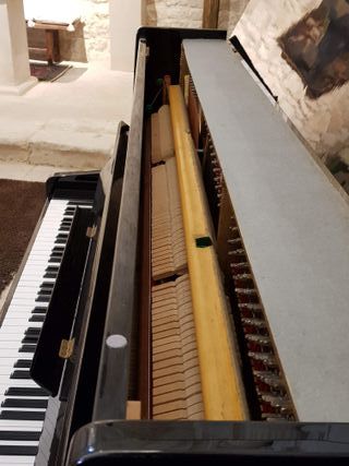 Elegante Piano vertical Petrof años 80 buen sonido