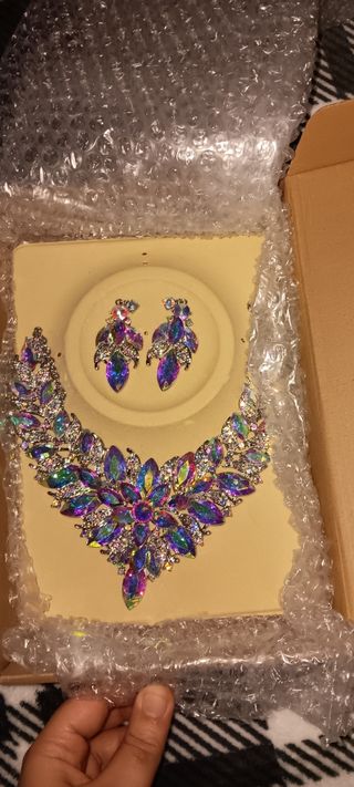 Collar y pendientes de piedras