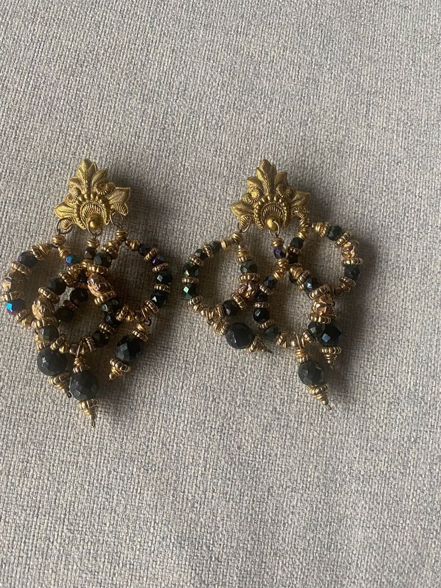 Pendientes de pinza dorados con PIEDRAS verdosas