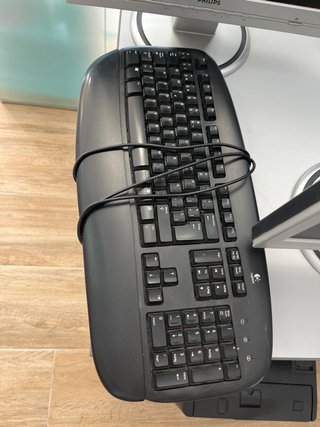 pantallas de ordenador y teclados