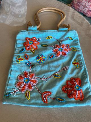 Bolso de tela con avalorios