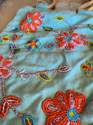 Bolso de tela con avalorios