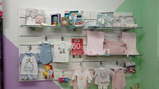 Mobiliario tienda de ropa y mercancía